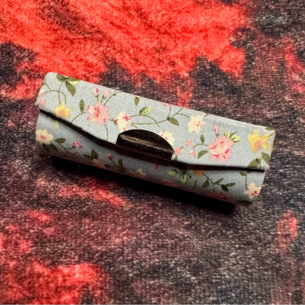 💜 Blue Floral Print Lipstick Case - NWOT - Picture 2 of 6